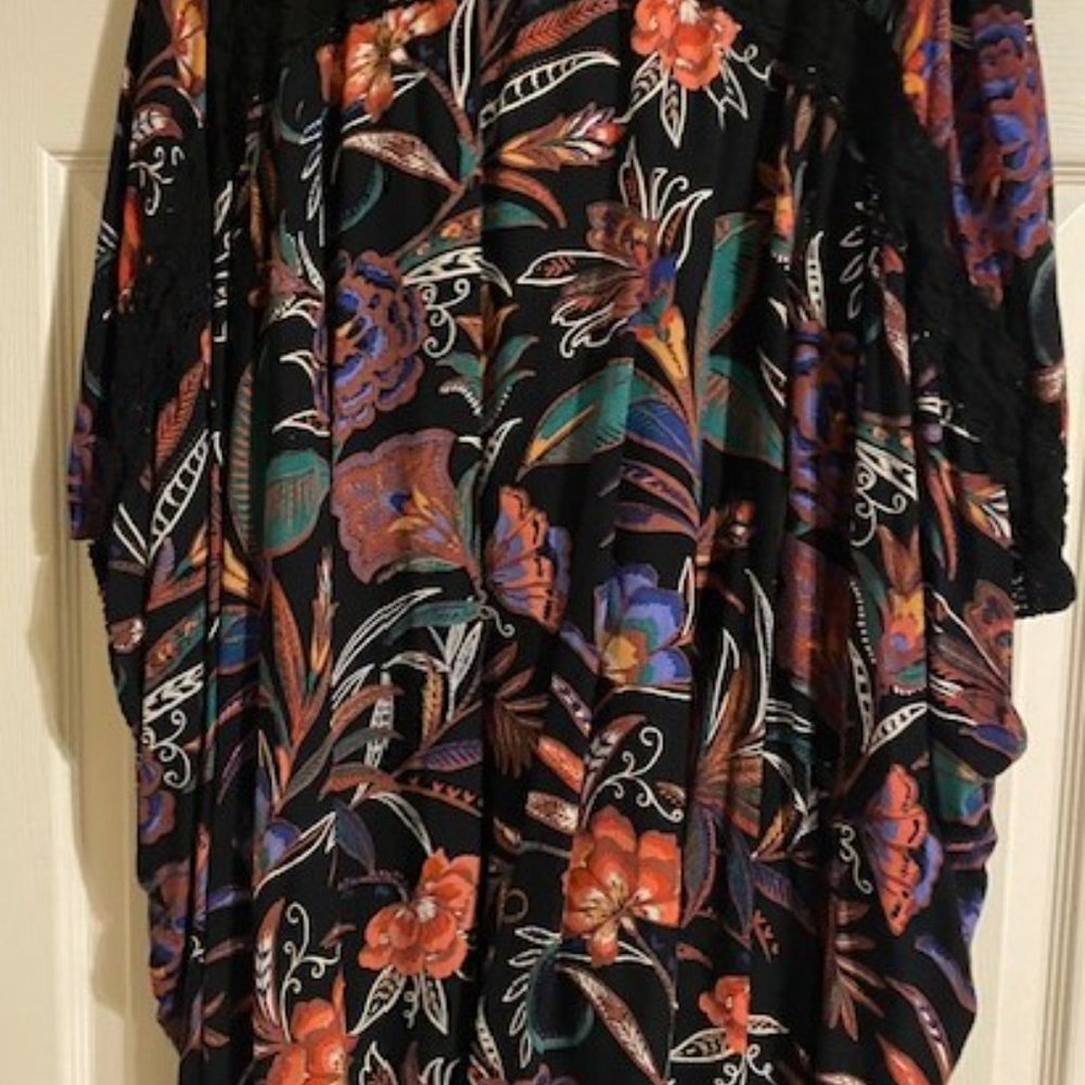 Multi-Colored Open Top with Lace Trim - Picture 2 of 4